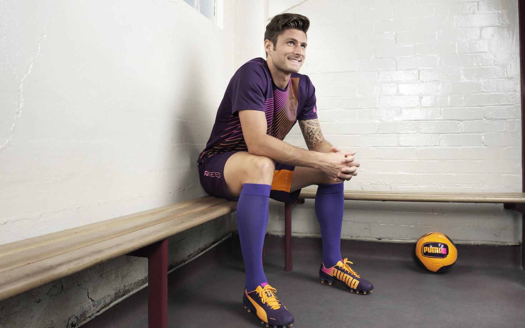 西格尔德松在巴黎奥运会手球比赛中展现出出色的临场指挥能力，西格德 奥尔森